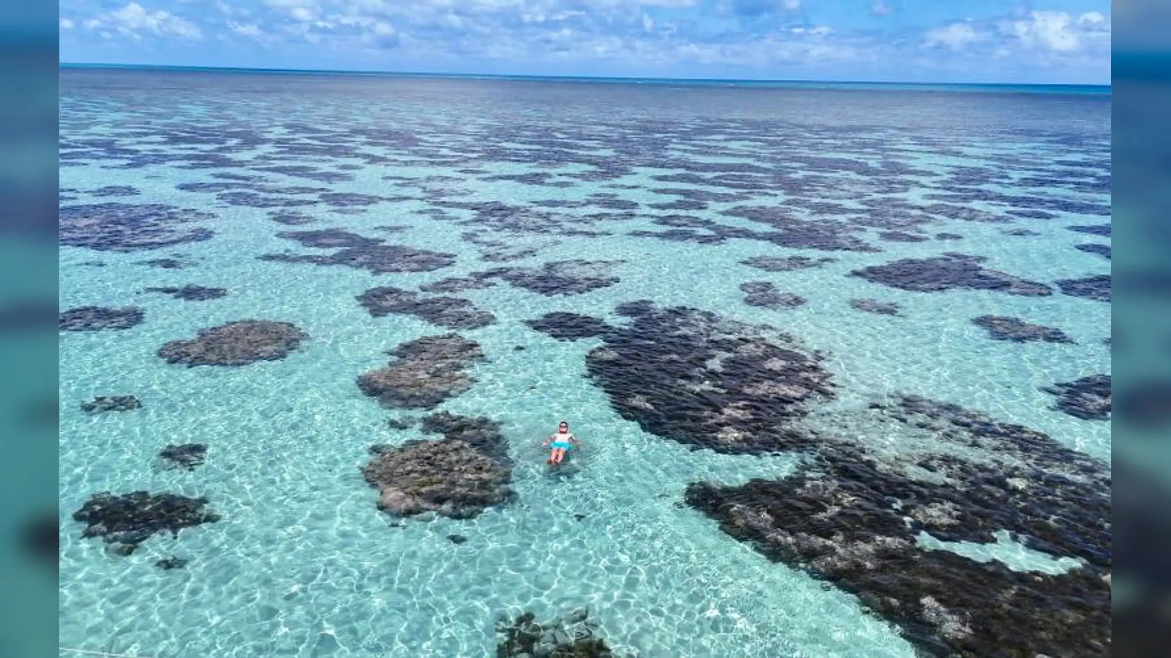 Lancha com visitantes nas piscinas naturais de Perobas