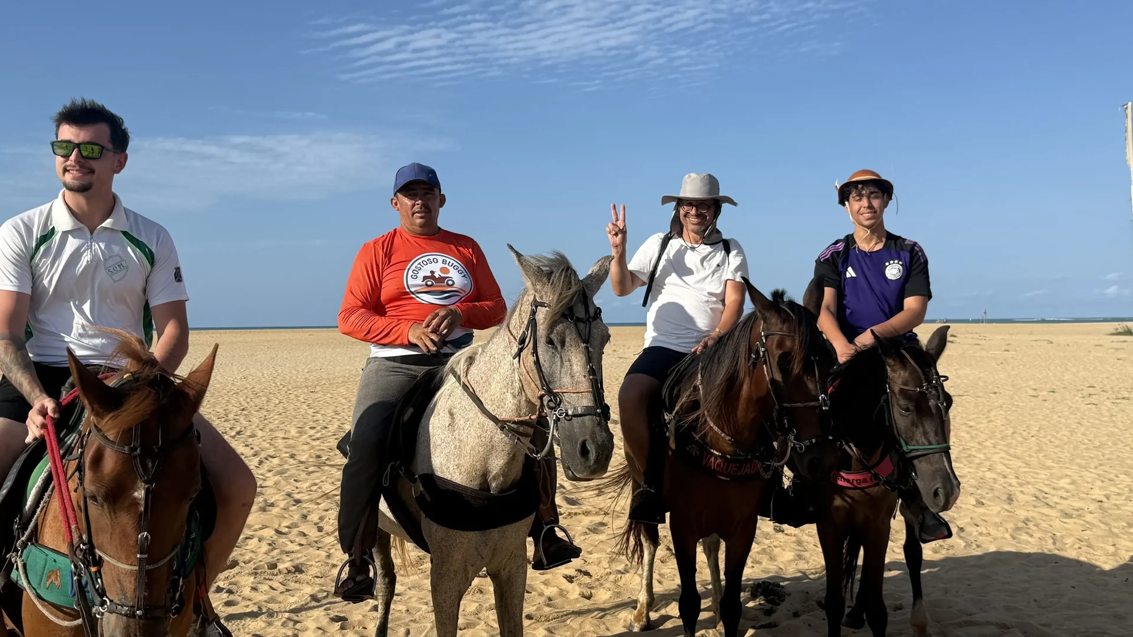 Visitantes a cavalo em uma praia do litoral potiguar