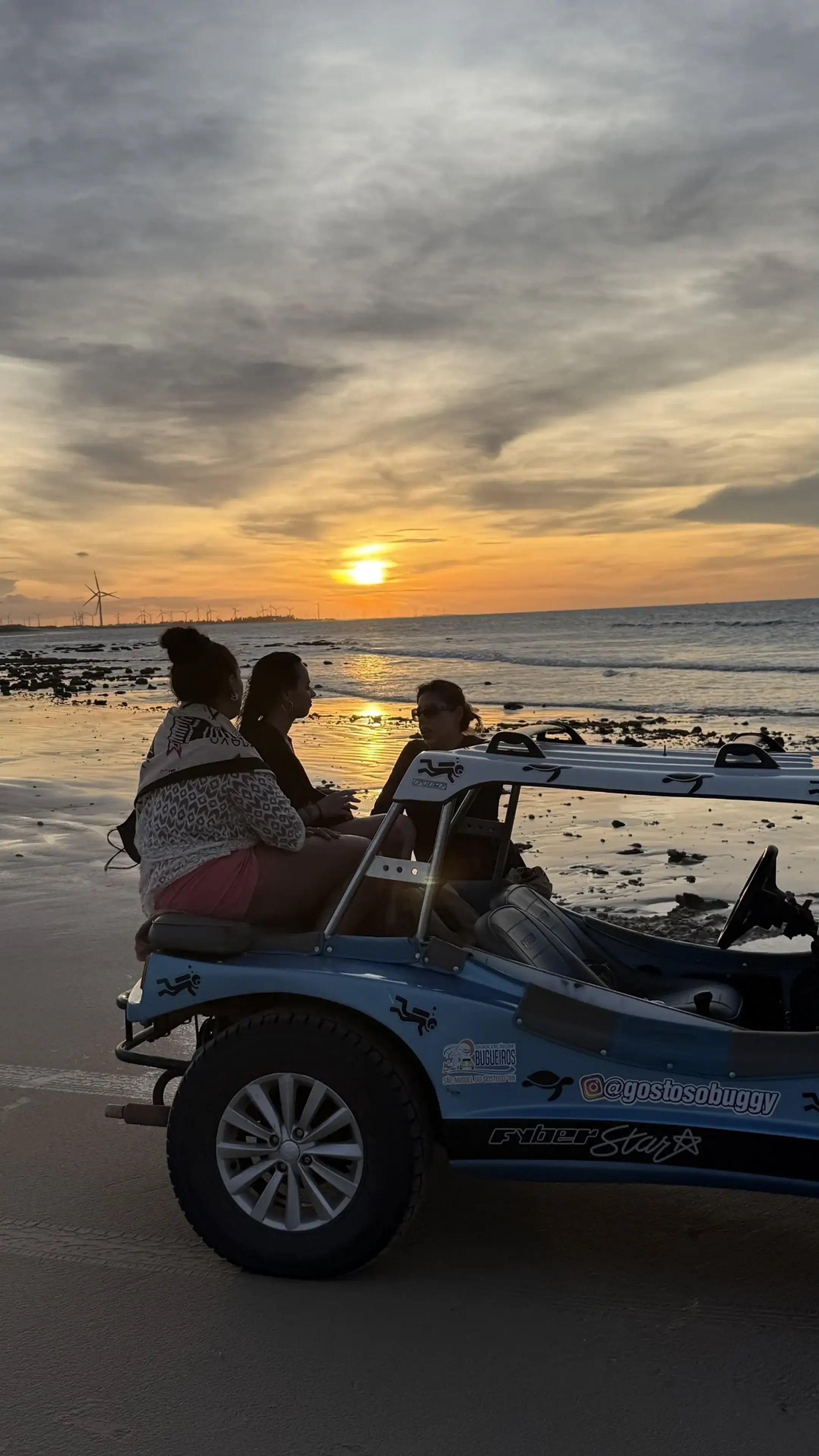 Clientes reunidos no buggy durante o pôr do sol
