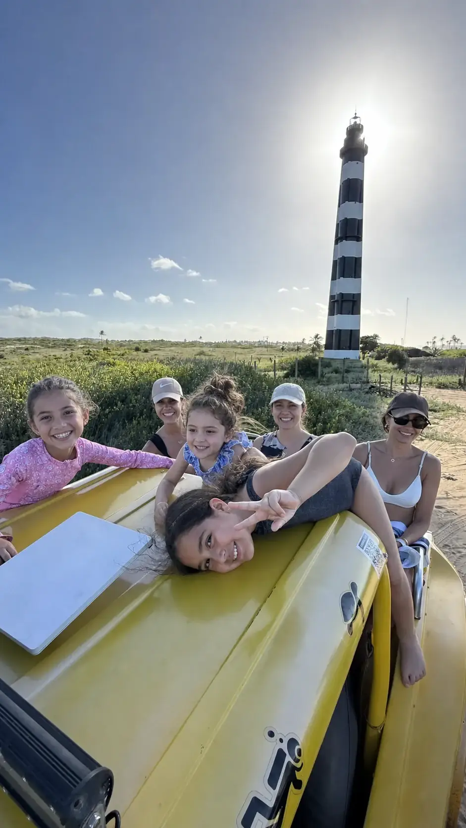 Família reunida em um passeio de buggy