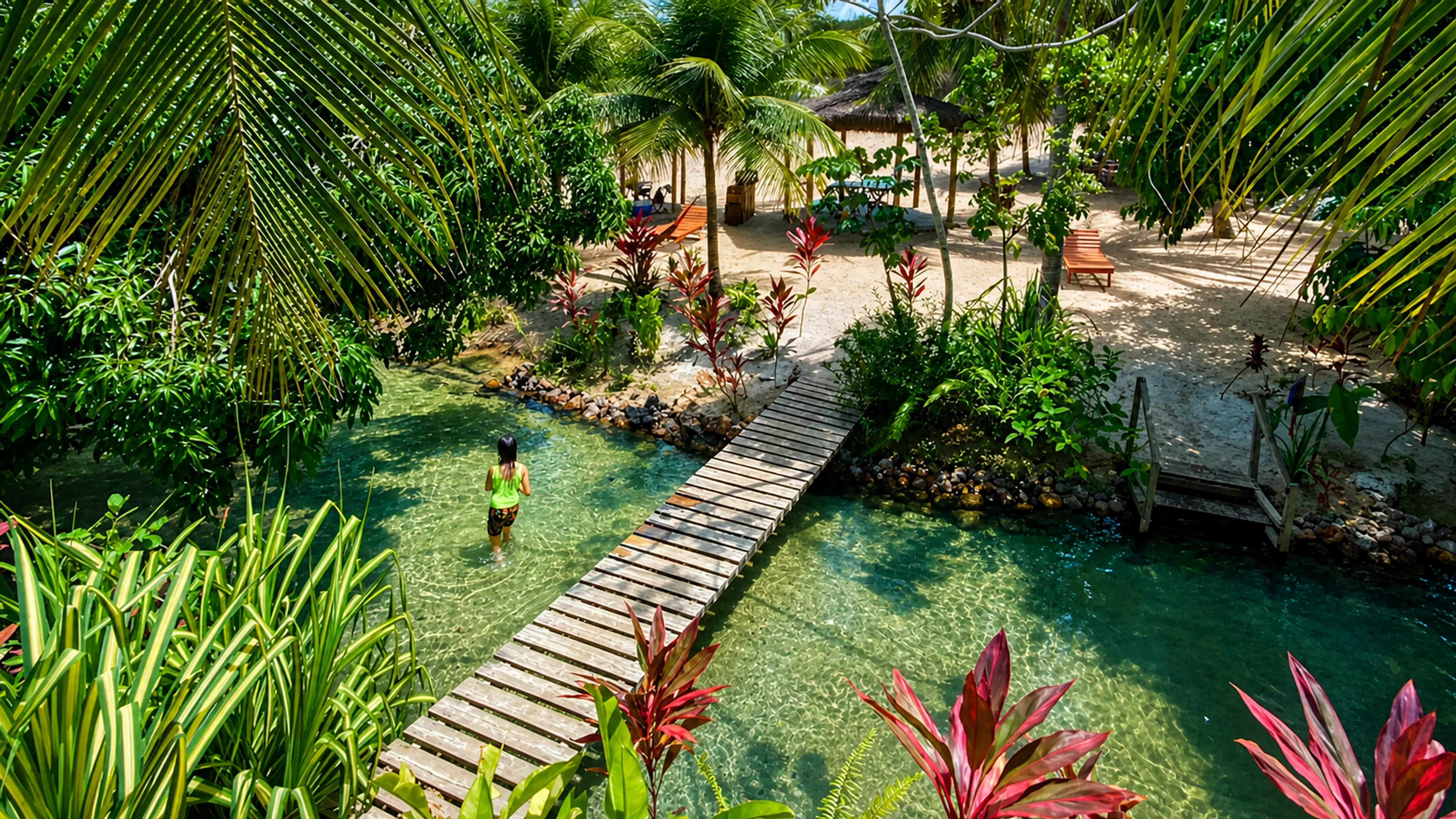 Piscina natural, passarela e vegetação tropical na nascente do Rio Catolé