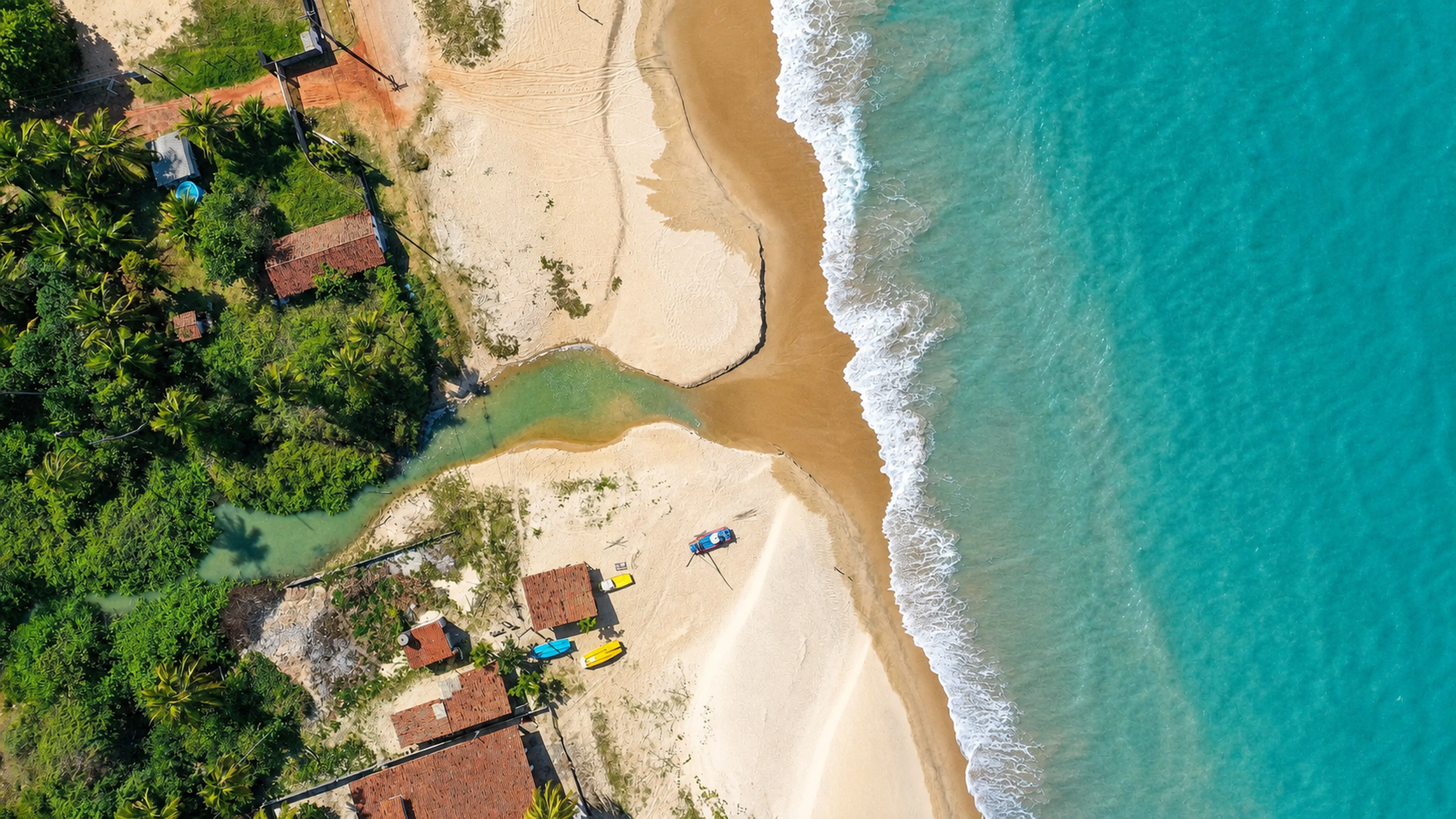 Vista aérea do córrego e da praia de Pititinga