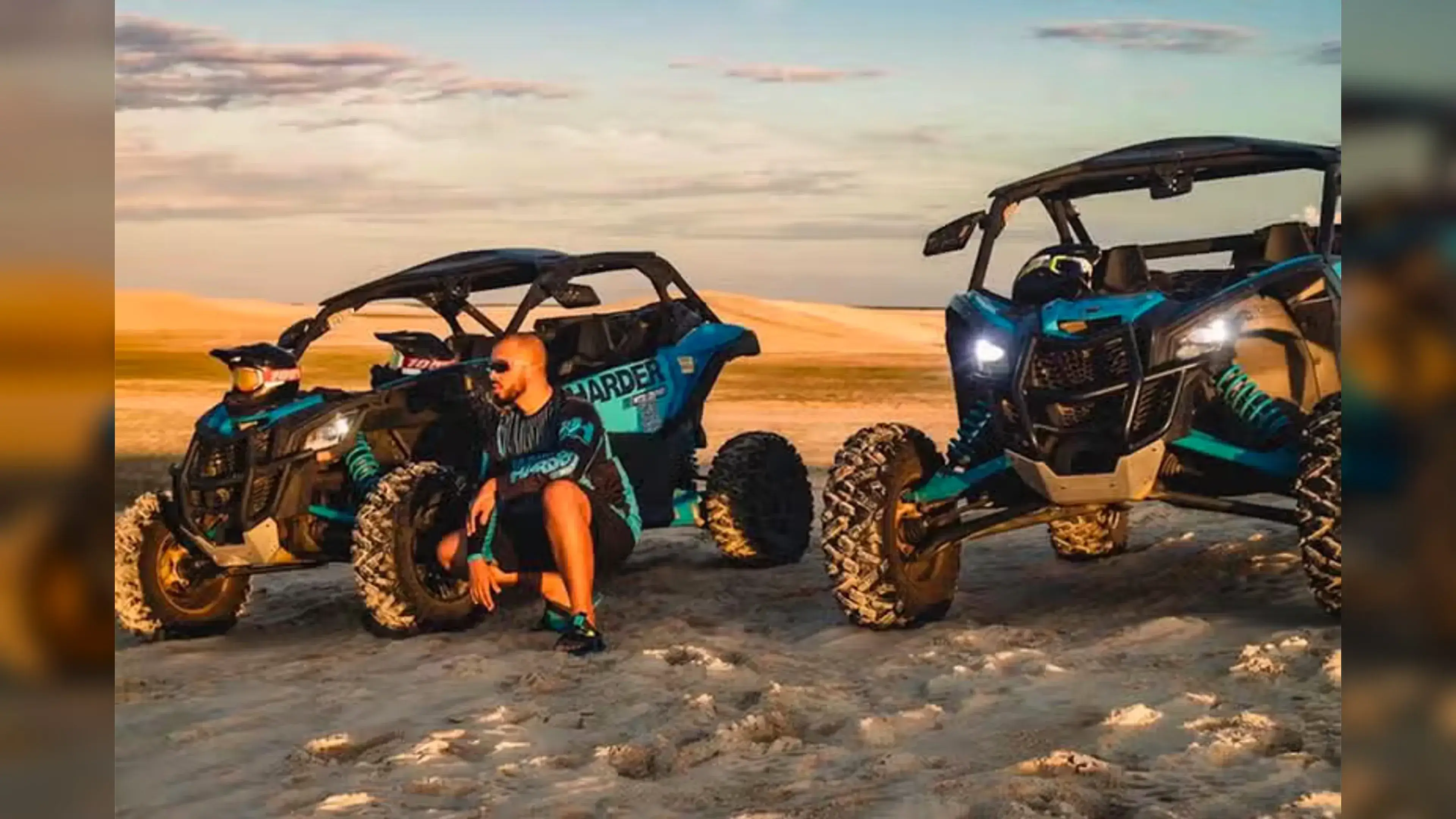 Casal ao lado de um UTV nas dunas